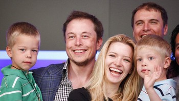 Tapi keduanya ternyata masih sukar berpisah. Tahun 2013 setelah bercerai, Elon dan Talulah menikah lagi untuk kali kedua. Foto: AP/Mark Lennihan