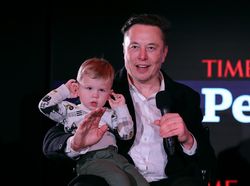 Potret Elon Musk Gendong Anaknya X AE A-XII ke Mana-mana