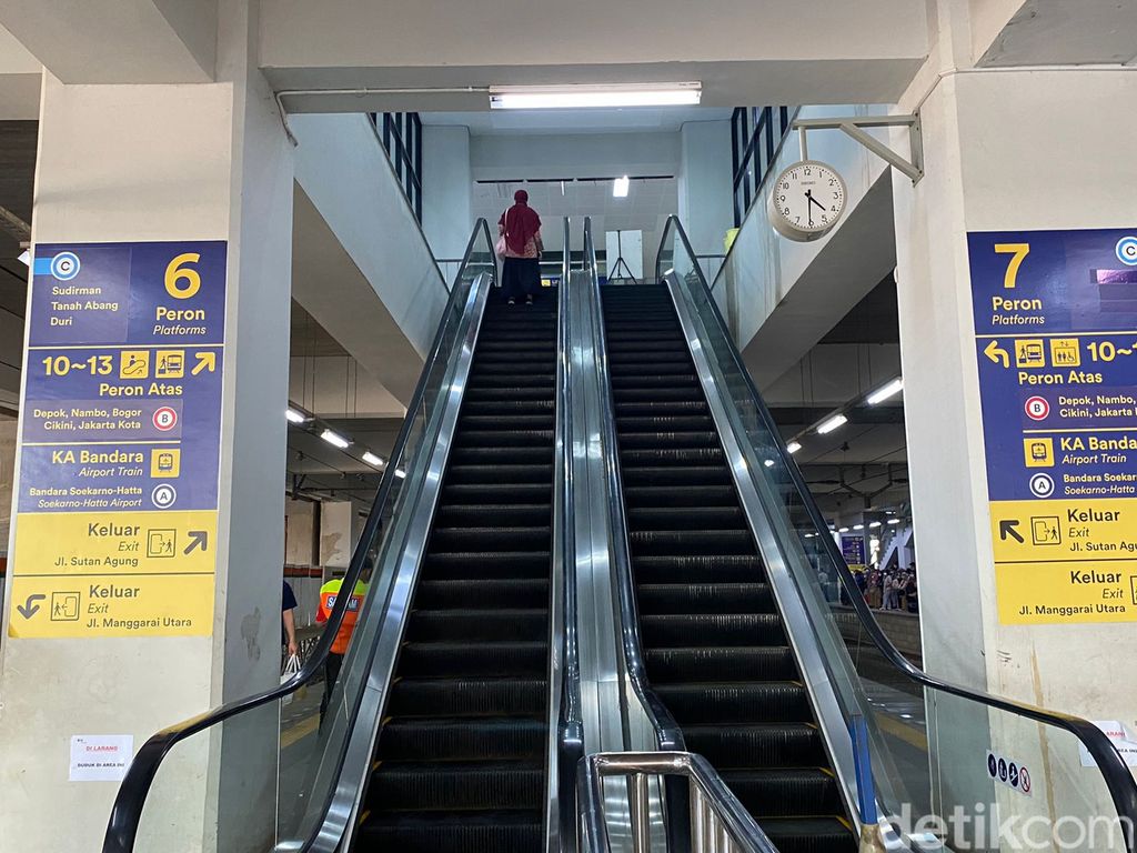 Eskalator di Stasiun Manggarai masih dalam perbaikan, 21 Juni 2022. (Annisa Rizky Fadhila/detikcom)