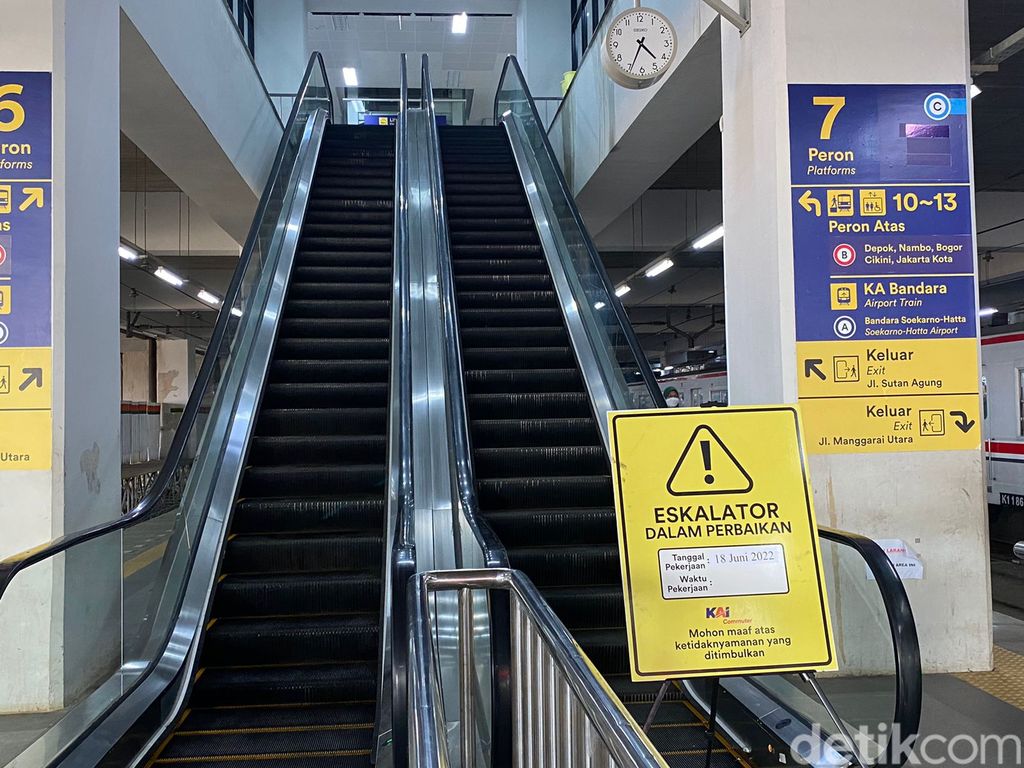 Eskalator di Stasiun Manggarai masih dalam perbaikan, 21 Juni 2022. (Annisa Rizky Fadhila/detikcom)