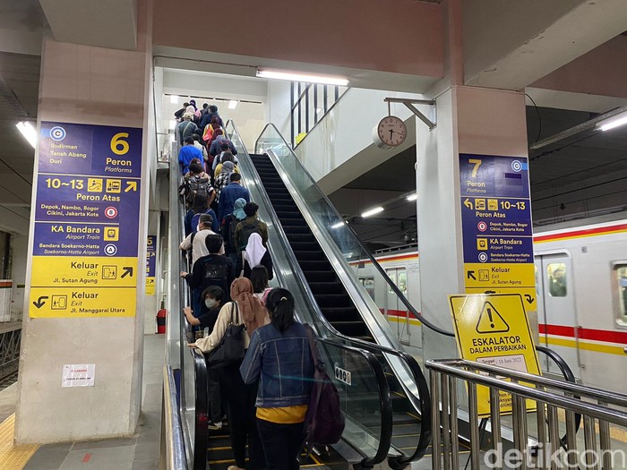 Eskalator di Stasiun Manggarai masih dalam perbaikan, 21 Juni 2022. (Annisa Rizky Fadhila/detikcom)