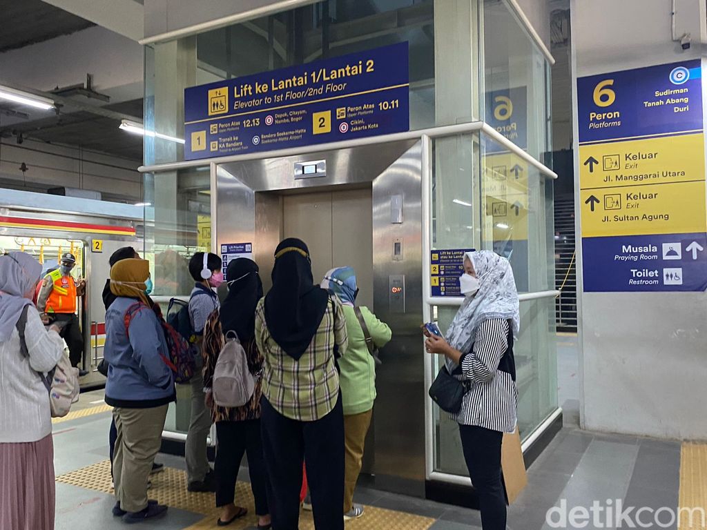 Eskalator di Stasiun Manggarai masih dalam perbaikan, 21 Juni 2022. (Annisa Rizky Fadhila/detikcom)