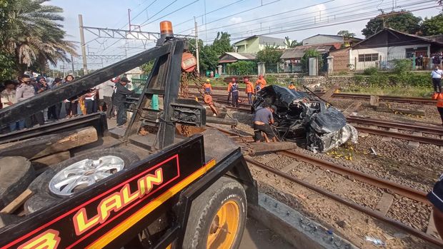 Evakuasi mobil tertabrak kereta di Tambun, Bekasi