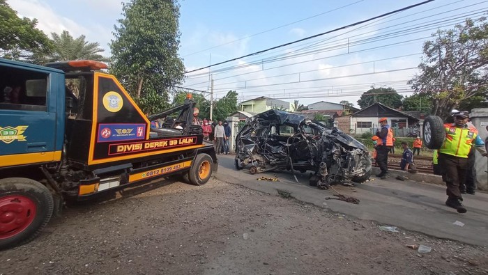 Evakuasi mobil tertabrak kereta di Tambun, Bekasi