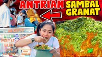 Farida Nurhan mencicipi ayam penyet cabe ijo Aa Sipit yang terkenal lezat dan viral. Ia pun menyetujui kalau sambal cabe ijo di warung viral itu benar-benar pedas. Foto: YouTube Farida Nurhan