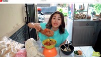 Farida Nurhan juga pernah mencicipi pedasnya bakso begal di Bandung. Dinamakan seperti itu karena seporsi bakso di warung ini disajikan dengan kuah yang berisikan cabe rawit melimpah. Foto: YouTube Farida Nurhan
