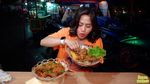 Nampol! Ini Momen Farida Nurhan Makan Mie Jebew hingga Sambal Setan Super Pedas