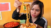 YouTuber 4,4 juta subscriber ini juga mencicipi Mie Level Istighfar yang pedasnya menggigit lidah di Tangerang. Begini reaksi Farida yang kepedasan! Foto: YouTube Farida Nurhan