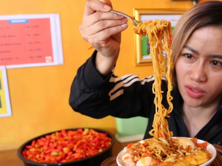 Nampol! Ini Momen Farida Nurhan Makan Mie Jebew hingga Sambal Setan Super Pedas