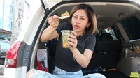 Momen Farida Nurhan menyantap makanan pedas lain terbukti ketika makan Tahu Gejrot Juragan yang sempat viral dua tahun lalu. Level pedasnya bisa mencapai 250 cabe rawit hijau yang membuat hidung YouTuber ini berair. Foto: YouTube Farida Nurhan