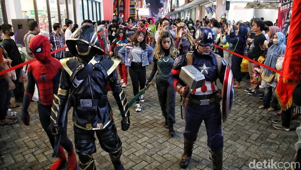 Ada sekelompok Avengers lho dalam karnaval.