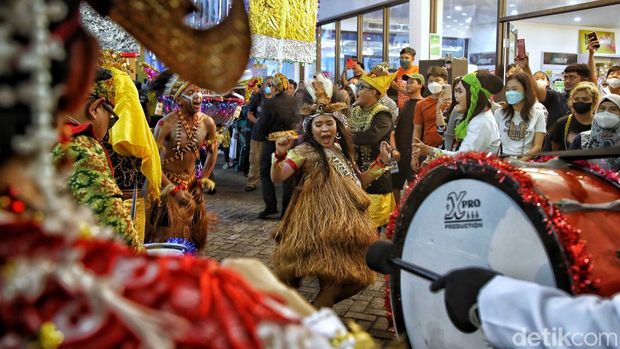 Dalam rangka memeriahkan HUT ke-495 DKI Jakarta, PRJ menggelar karnaval yang berlangsung meriah. Penasaran?