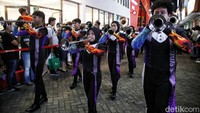 Tak hanya dari kostum, aksi harmonisasi musik yang ditampilkan pun membuat penonto terkagum-kagum.