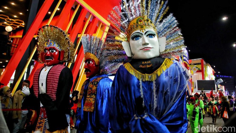 Dalam rangka memeriahkan HUT ke-495 DKI Jakarta, PRJ menggelar karnaval yang berlangsung meriah. Penasaran?