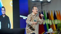 Selain itu, ada juga Motivator nasional Arvan Pradiansyah yang ikut memberikan motivasi kepada seluruh peserta yang hadir, baik secara daring maupun luring.
