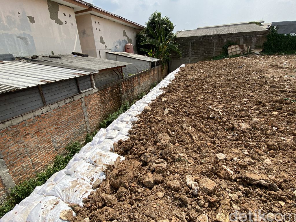 Got antibanjir di Pondok Bambu, Duren Sawit, Jakarta Timur, 21 Juni 2022. (Annisa Rizky Fadhila/detikcom)