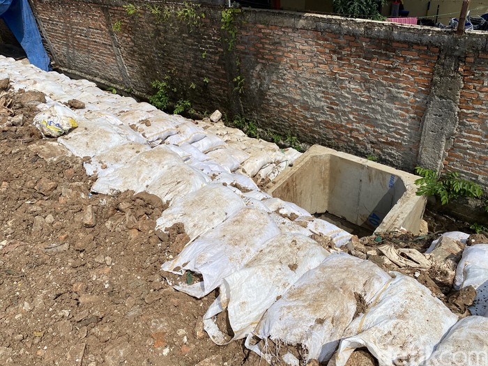 Got antibanjir di Pondok Bambu, Duren Sawit, Jakarta Timur, 21 Juni 2022. (Annisa Rizky Fadhila/detikcom)