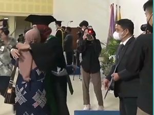 Kisah Ibu Gantikan Wisuda Anak yang Lulus S2 dan Meninggal, Bikin Terharu