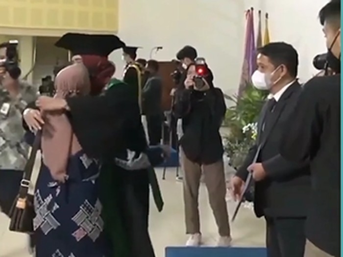 Ibunda hadiri wisuda anaknya yang meninggal dunia