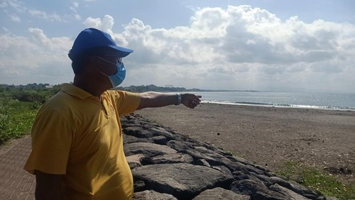 Ida Bagus Made Oka Astawa ketika menunjukkan lokasi korban tenggelam di Pantai Matahari Terbit, tepatnya di sebelah utara area pembangunan Pelabuhan Sanur, Denpasar, Bali, Selasa (21/6/2022) pagi.