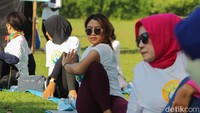 Sejumlah peserta mengikuti gerakan yoga yang dicontohkan oleh instruktur. Foto: Pius Erlangga