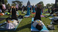 Yoga massal dalam memperingati Hari Yoga Internasional ke-8 digelar di kompleks Candi Prambanan. Foto: Pius Erlangga