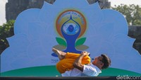 Instruktur memberi contoh gerakan dalam yoga massal di kompleks Candi Prambanan. Foto: Pius Erlangga