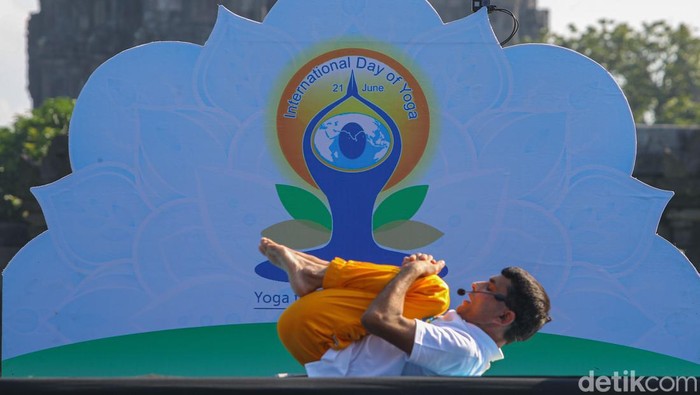 INTERNASIONAL YOGA DAY DI PRAMBANAN Ratusan orang mengiktu yoga massal dalam peringatan Hari Yoga Internasional ke-8 di Kompleks Candi Prambanan, Selasa (21/6/2022).