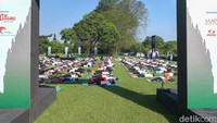 Ratusan orang mengiktu yoga massal dalam peringatan Hari Yoga Internasional ke-8 di Kompleks Candi Prambanan, Selasa (21/6/2022). Foto: Pius Erlangga