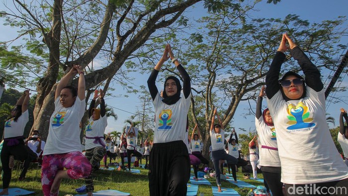 Ratusan orang mengiktu yoga massal dalam peringatan Hari Yoga Internasional ke-8 di Kompleks Candi Prambanan, Selasa (21/6/2022).