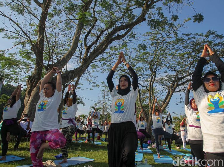 Merayakan Hari Yoga Internasional ke-8 di Candi Prambanan