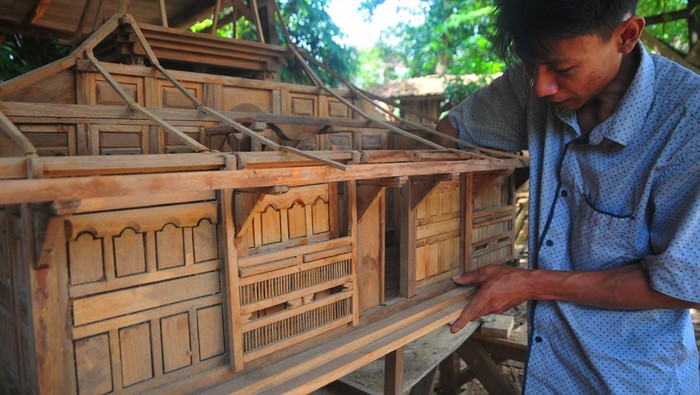 Intip Pembuatan Miniatur Rumah Adat Bernilai Puluhan Juta di Kudus Seorang perajin menyelesaikan pembuatan miniatur rumah adat Kudus. Kerajinan miniatur rumah adat itu dibanderol puluhan juta lho. Yuk, lihat pembuatannya.