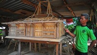 Kerajinan miniatur rumah adat ini dijual dengan harga Rp 10 juta-Rp 20 juta per buah tergantung ukuran dan tingkat kerumitan pembuatannya.