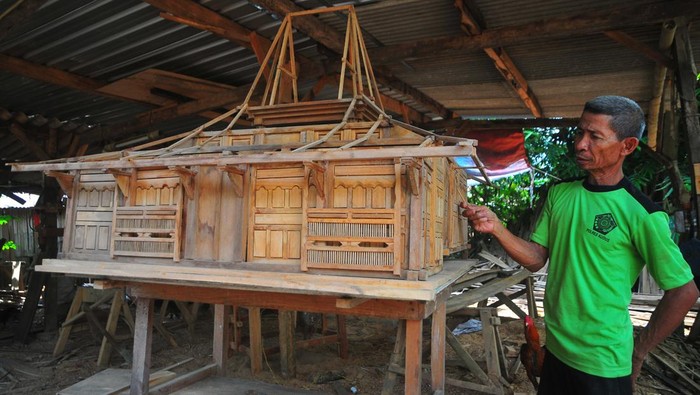Intip Pembuatan Miniatur Rumah Adat Bernilai Puluhan Juta di Kudus Seorang perajin menyelesaikan pembuatan miniatur rumah adat Kudus. Kerajinan miniatur rumah adat itu dibanderol puluhan juta lho. Yuk, lihat pembuatannya.