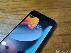 Menggenggam iPhone SE 2022, HP 5G Apple Termurah Desainnya Jadul