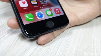 Seperti bezel di bagian atas dan bawah yang masih sangat tebal. Di bagian bawah layar juga tersedia tombol Home yang juga berfungsi sebagai sensor Touch ID. 