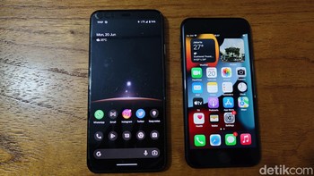 Membandingkan ukuran iPhone SE 2022 dengan Google Pixel 4 yang sama-sama memiliki bezel dahi yang cukup tebal. iPhone SE 2022 memiliki layar 4,7 inch, sedangkan layar Pixel 4 5,7 inch. 