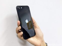Menggenggam iPhone SE 2022, HP 5G Apple Termurah Desainnya Jadul
