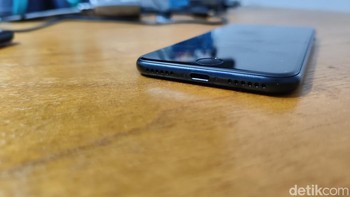 Di bagian bawahnya hanya diisi port Lightning dan speaker. Sejak iPhone SE 2 yang dirilis tahun 2020, Apple memang sudah menghilangkan headphone jack 3,5 mm di ponsel murahnya. 