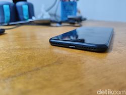 Menggenggam iPhone SE 2022, HP 5G Apple Termurah Desainnya Jadul