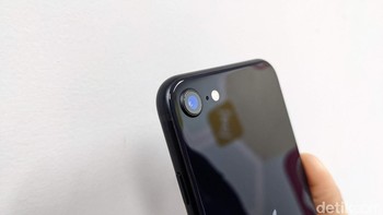 Kamera belakang 12 MP jadi senjata iPhone SE 2022 untuk urusan fotografi. Kamera ini mendukung fitur HDR 4, Photographic Styles, Deep Fusion, dan mode Portrait yang dibawa dari iPhone 13. 