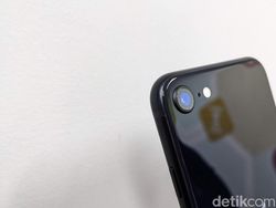 Menggenggam iPhone SE 2022, HP 5G Apple Termurah Desainnya Jadul