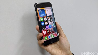 Menggenggam iPhone SE 2022, HP 5G Apple Termurah Desainnya Jadul