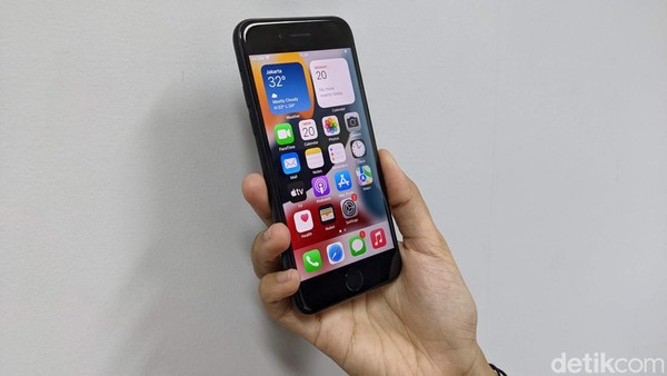 Menggenggam iPhone SE 2022, HP 5G Apple Termurah Desainnya Jadul