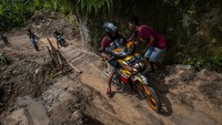 Sejak dua pekan terakhir jalan yang menghubungkan Kabupaten Lebak dan Pandeglang tersebut kondisinya rusak parah akibat tanah amblas. Warga setempat berinisiatif membangun jalan darurat secara swadaya untuk lalu lintas.