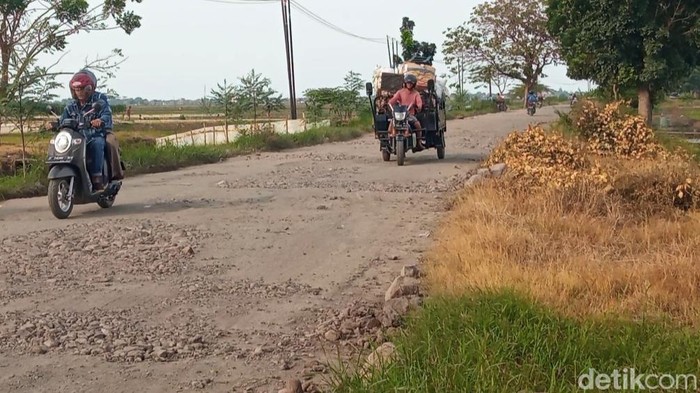 Jalan rusak di Cireboon.