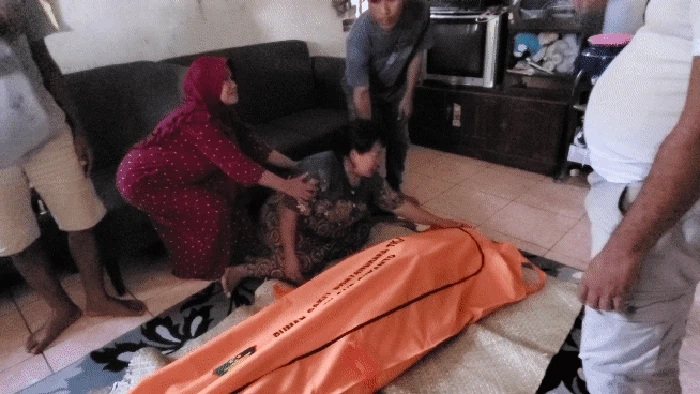Jasad AD, wanita yang ditemukan tewas di Ujunggenteng Sukabumi tiba di rumah duka.