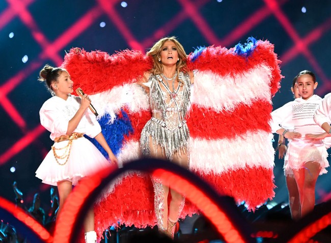 Pada 2020 silam, Emme pun sempat sepanggung dengan sang bunda di acara Super Bowl. Di momen tersebut, Emme tampil cantik dengan dress mini bervolume dengan rambut yang dicepol. Namun gayanya dua tahun lalu dan kini tampak begitu kontras. Foto: dok. Getty Images