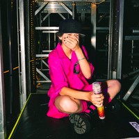 Gaya Emme di panggung acara amal tersebut terlihat cukup tomboy. Dia mengenakan setelan kemeja dan celana pendek warna pink. Emme pun terlihat mengenakan topi. Foto: dok. Twitter