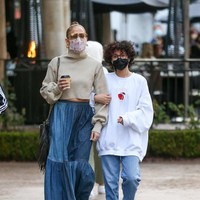 Emme Maribel Muñiz adalah putri Jennifer Lopez yang kini berusia 14. Namun, ia jadi sensasi setelah ibunya tidak ingin menyebut gender Emme sebagai perempuan atau laki-laki. Foto: dok. Getty Images